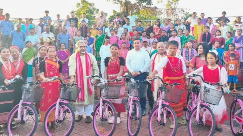 হালুয়াঘাটে ক্ষুদ্র জাতিগোষ্ঠীর মাঝে উন্নয়ন সহায়তা