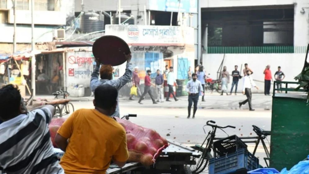 পাল্টাপাল্টি কর্মসূচি ঘিরে ইসলামী ব্যাংকের সামনে রণক্ষেত্র, আহত ২৫