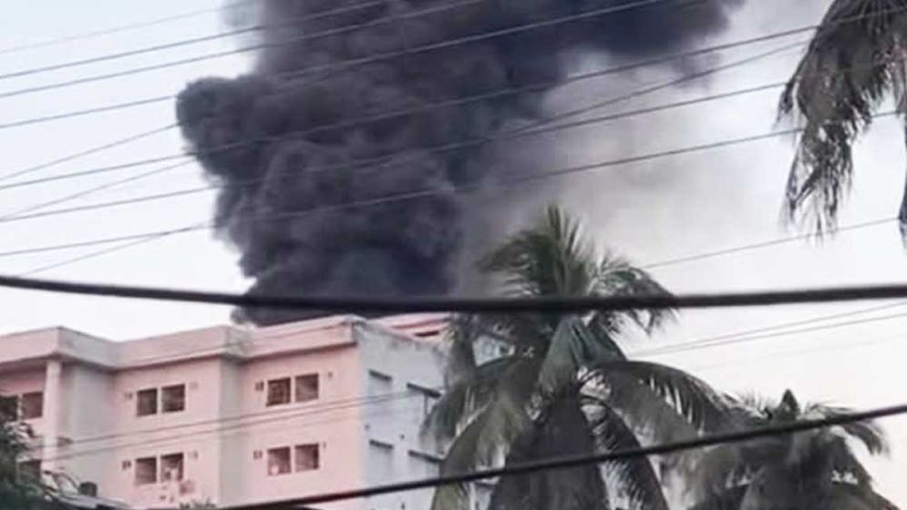 ময়মনসিংহ মেডিক্যালে আগুন, নিয়ন্ত্রণে কাজ করছে ফায়ার সার্ভিসের ৪ ইউনিট