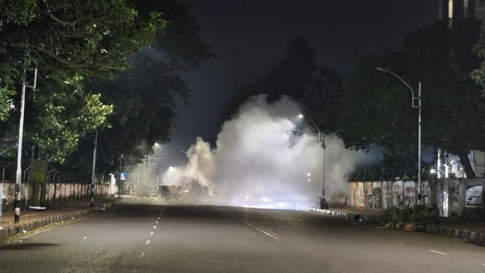 ঢাবিতে গভীর রাতে ককটেল বিস্ফোরণ