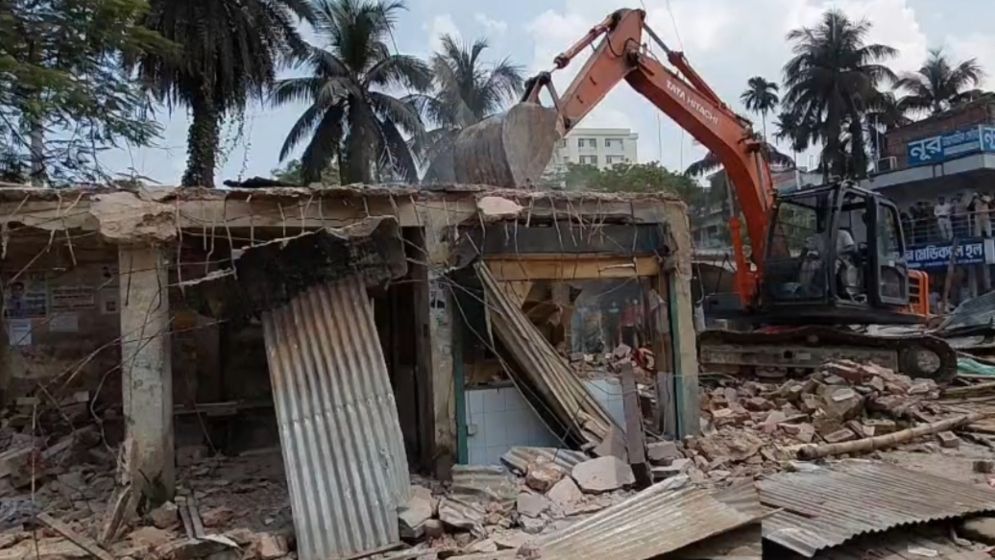 ফরিদপুরে হাসপাতাল ও সওজের জমি থেকে দুই শতাধিক অবৈধ স্থাপনা উচ্ছেদ