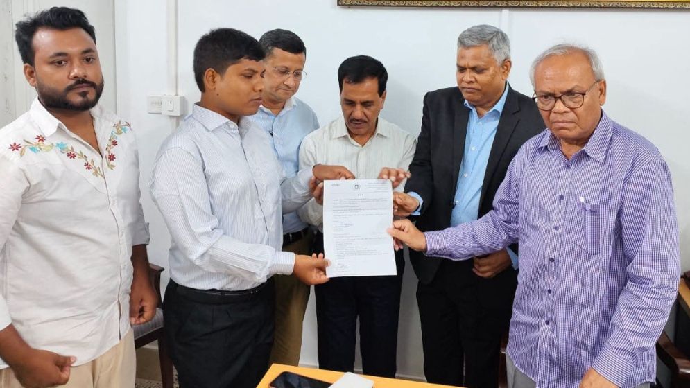 প্রধানমন্ত্রীর উদ্যোগে চাকরি পেলেন দৃষ্টিহীন রাবি শিক্ষার্থী