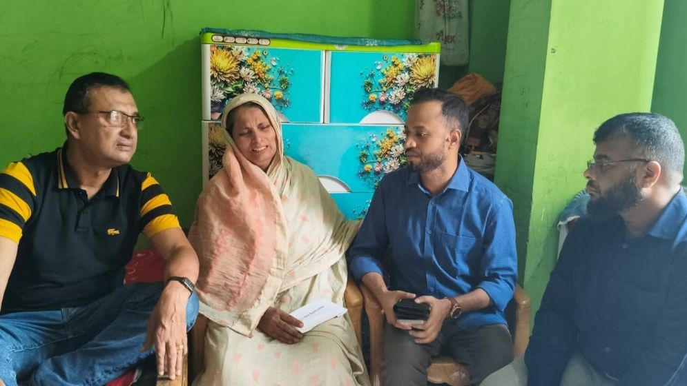 জুলাই শহীদ জুবায়েরের বোনের চিকিৎসা-পরবর্তী খোঁজ নিলেন প্রধানমন্ত্রী