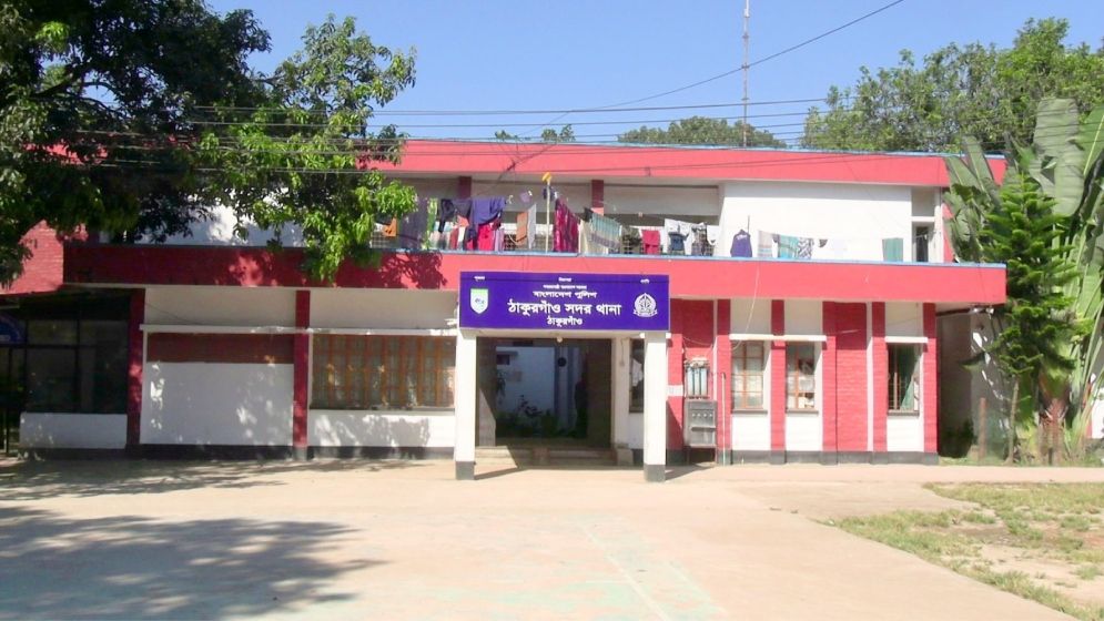 ঠাকুরগাঁওয়ে জুয়ার খেলার আসর থেকে ৪ পুলিশ সদস্য গ্রেপ্তার