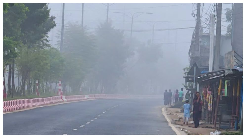 আশ্বিনের প্রথম ভোরে কুয়াশার চাদরে ঢাকা প্রকৃতি