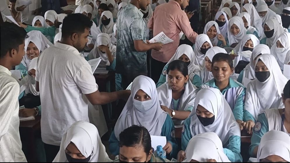 লক্ষ্মীপুরে ডেঙ্গু প্রতিরোধে শিক্ষার্থীদের মাঝে ছাত্রদলের লিফলেট