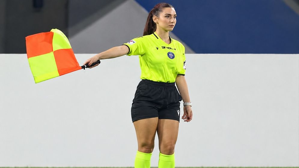 অনেক ক্লাবের চেয়েও বেশি অনুসারী—কে এই নারী রেফারি