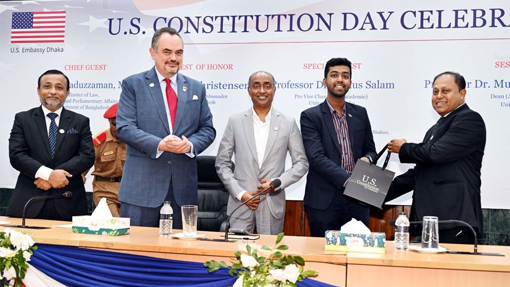 ঢাবিতে সংবিধান দিবসে যুক্তরাষ্ট্রের ২৫০ বছরের গণতন্ত্র নিয়ে আলোচনা