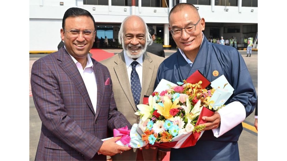ঢাকায় ভুটানের প্রধানমন্ত্রীর যাত্রাবিরতি, স্বাগত জানালেন মন্ত্রী-প্রতিমন্ত্রী