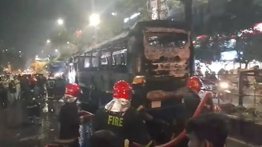 রাজধানীতে ৭ স্থানে ককটেল বিস্ফোরণ, ২ বাসে আগুন