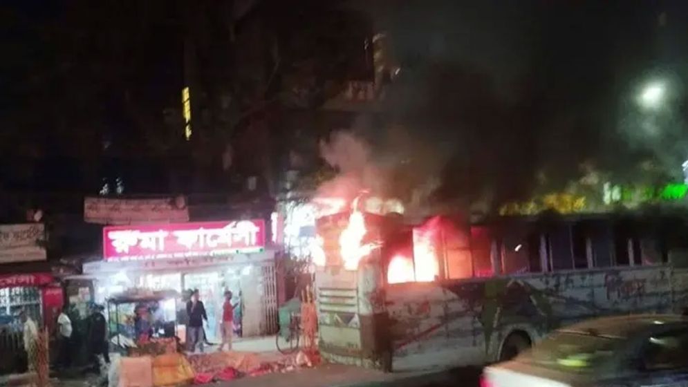মিরপুরে দুই বাসে আগুন