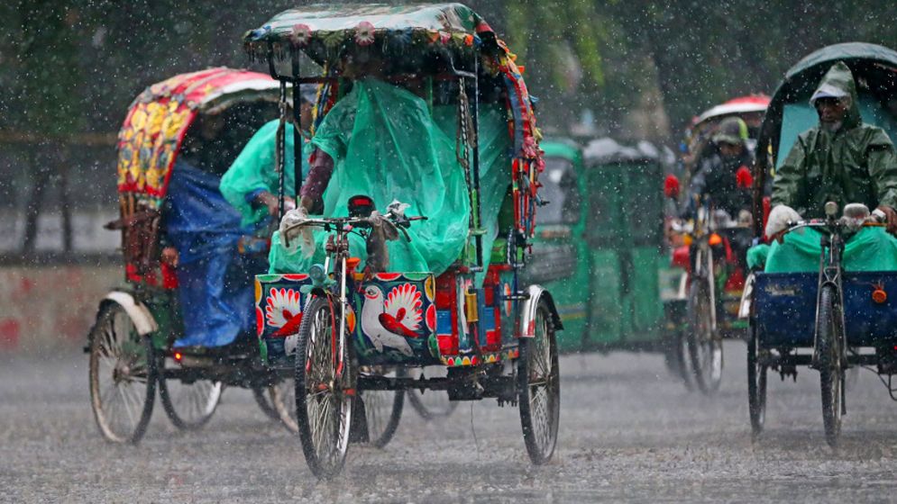 ঝড়ো বাতাসের পর রাজধানীতে তুমুল বৃষ্টি