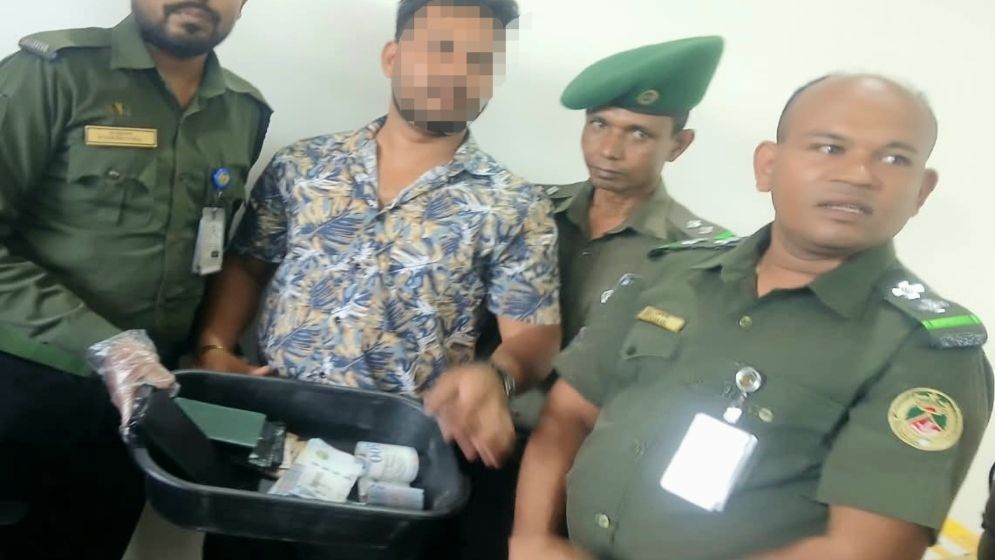ঘুষের প্রস্তাব প্রত্যাখ্যান করে আনসার সদস্যের ৯৮ হাজার রিয়াল উদ্ধার