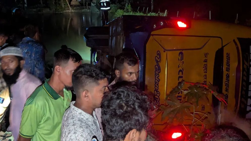 অটোরিকশার সঙ্গে সংঘর্ষ, ৩৫ যাত্রী নিয়ে পানিতে বাস! নিহত বেড়ে ৪