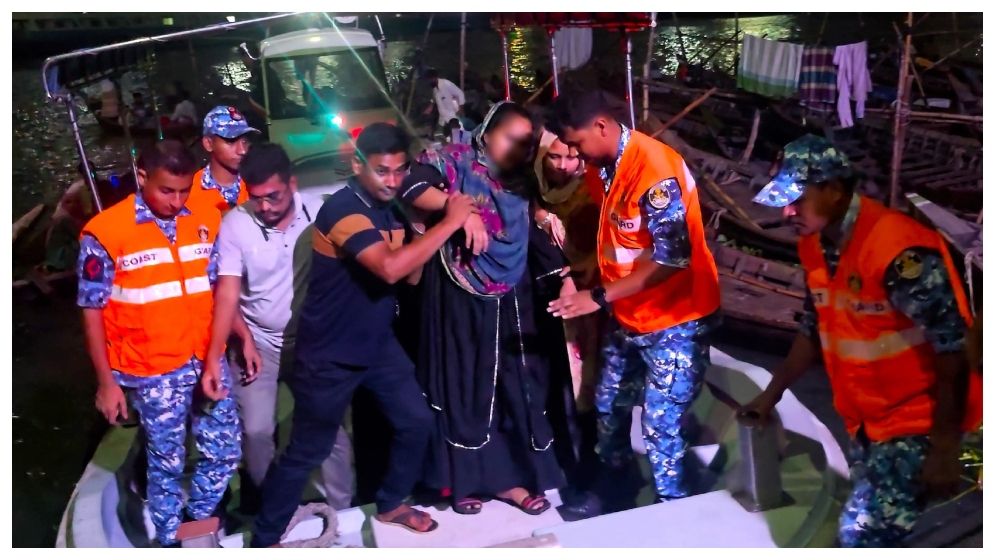 লঞ্চে অসুস্থ নারীকে কোস্ট গার্ডের জরুরি চিকিৎসা সহায়তা