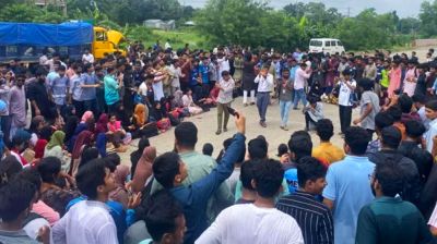 অপ্রতিম হত্যার বিচার দাবিতে শিক্ষার্থীদের মহাসড়ক অবরোধ