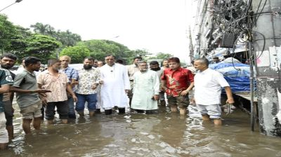 ভোর থেকে টানা বৃষ্টি: জলাবদ্ধতা দূর করতে মাঠে ডিএসসিসি প্রশাসক