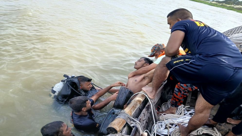 মেঘনা নদীতে ডুবে যমজ ভাইসহ তিন স্কুলছাত্রের মৃত্যু