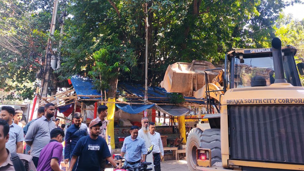 রাজধানীর এলিফ্যান্ট রোডে অবৈধ স্থাপনা উচ্ছেদ, ২ ব্যবসায়ীকে জরিমানা