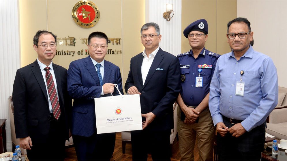 সাইবার নিরাপত্তা নিয়ে চীনা রাষ্ট্রদূতের সঙ্গে স্বরাষ্ট্রমন্ত্রীর বৈঠক