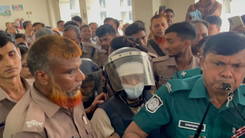 দ্বিতীয় স্ত্রীকে আত্মহত্যায় প্ররোচনার অভিযোগ অস্বীকার গাজী নজরুলের