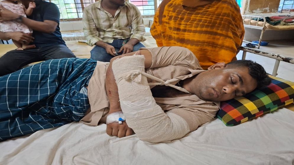 ইন্টারনেটের বিল চাওয়ায় ব্যবসায়ীর হাত ভেঙে দিলেন যুবদল নেতা