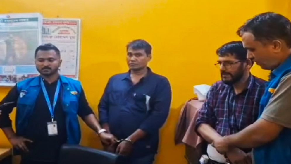 চট্টগ্রামে ঘুষ নেওয়ার সময় সাব-রেজিস্ট্রারসহ আটক ৩