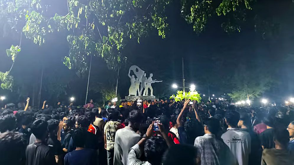 চুয়েটের ভিসি পরিবর্তনের প্রতিবাদে শিক্ষার্থীদের বিক্ষোভ