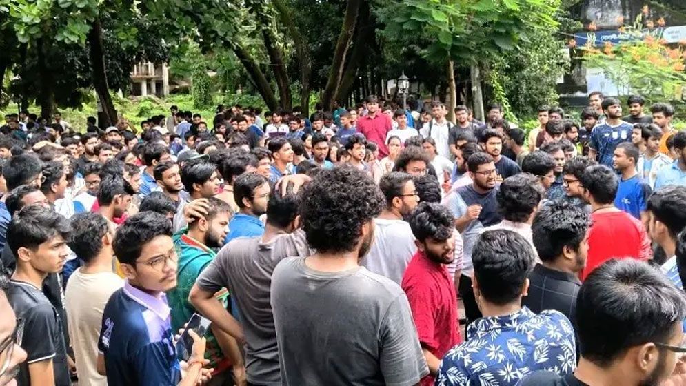 চুয়েটে শিক্ষার্থীদের ‘কমপ্লিট শাটডাউন’ ঘোষণা, বন্ধ একাডেমিক কার্যক্রম