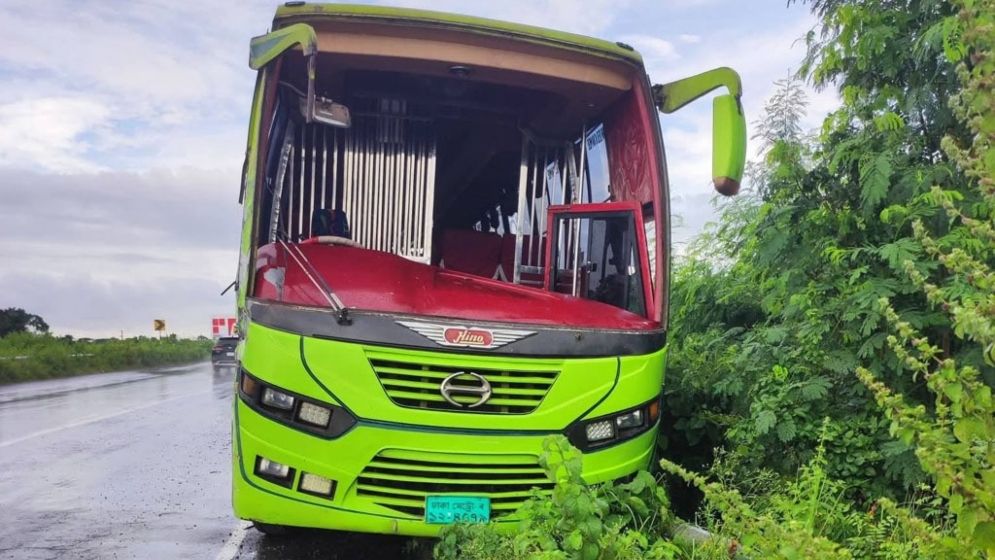 মুকসুদপুরে বাস-কন্টেইনারের মুখোমুখি সংঘর্ষ, প্রাণ গেল পথচারীর