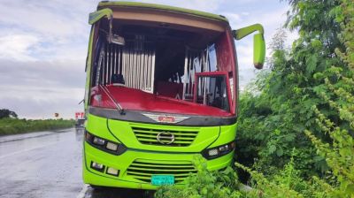 মুকসুদপুরে বাস-কন্টেইনারের মুখোমুখি সংঘর্ষ, প্রাণ গেল পথচারীর