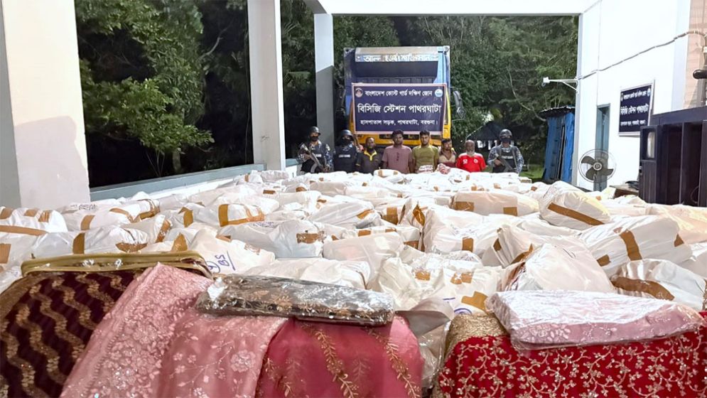 পাথরঘাটায় ভারতীয় শাড়ি-পাঞ্জাবিসহ ৫ চোরাকারবারি আটক
