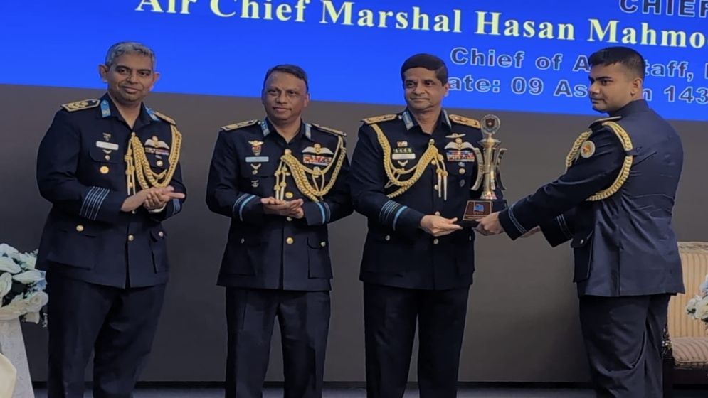 বিমান বাহিনীর জুনিয়র কমান্ডার ও স্টাফ কোর্সের সনদপত্র বিতরণ