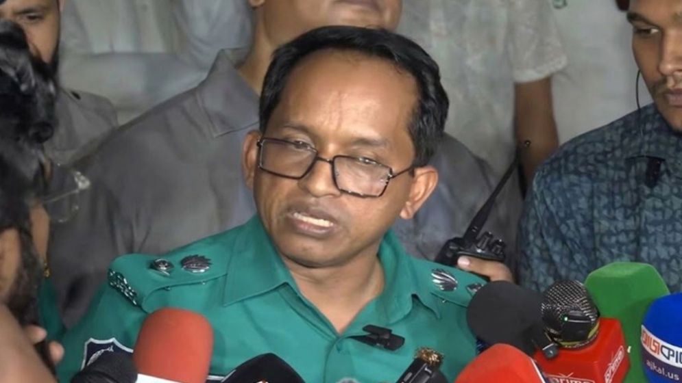জাসদ কার্যালয়ের সামনে জড়ো হওয়া প্রায় ৩০০ জনকে থানায় নেওয়া হয়েছে