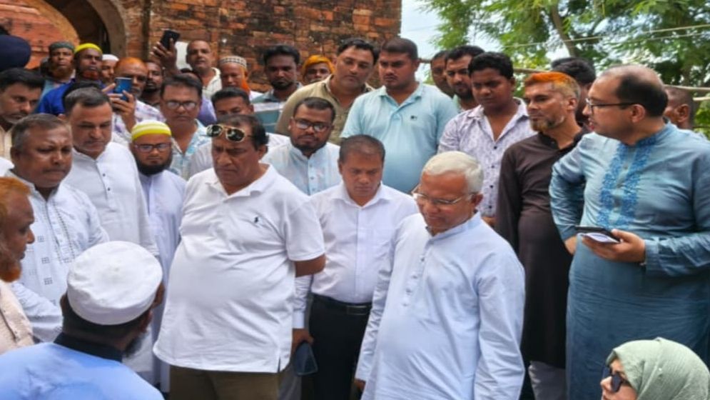 ঘোড়াঘাট দুর্গ ও সুরা মসজিদ পরিদর্শনে সমাজকল্যাণমন্ত্রী