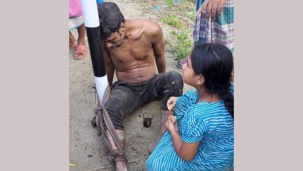 চুরির অপবাদে বাবাকে খুঁটিতে বাঁধল জনতা, মেয়ে এসে খাইয়ে দিল চা-রুটি