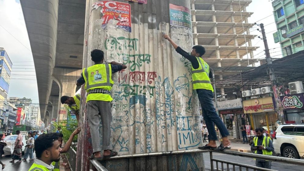 ৭২ ঘণ্টার আগেই শেওড়াপাড়া-মিরপুর ১০ মেট্রোরেল পিলারের পোস্টার অপসারণ