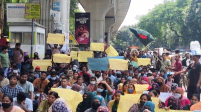 নিয়োগপত্রের দাবিতে শাহবাগে অবস্থান প্রাথমিকের নিয়োগবঞ্চিত প্রার্থীদের