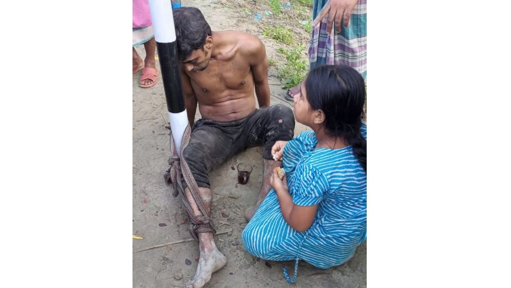 বাবার মুখে খাবার তুলে দেওয়া মেয়ের ভিডিও বদলে দিল অনিকের জীবন