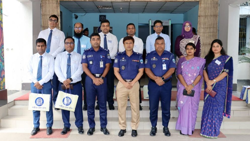 লক্ষ্মীপুরে বুনিয়াদি কোর্সের কর্মকর্তাদের সাথে এসপির মতবিনিময়