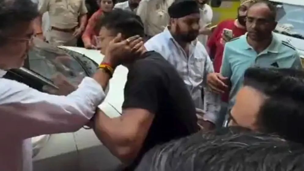 দিল্লিতে যুবককে থাপ্পড় বিজেপি মন্ত্রীর, পাল্টা ধাক্কা যুবকের