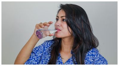 কেন সকালে ঘুম থেকে উঠে খালি পেটে পানি খাবেন?