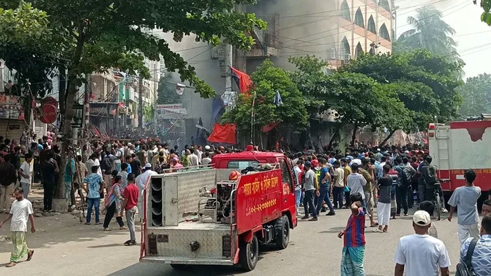 মিরপুরে ফুটপাত দখলমুক্ত করতে অভিযান, হকার-পুলিশ সংঘর্ষ
