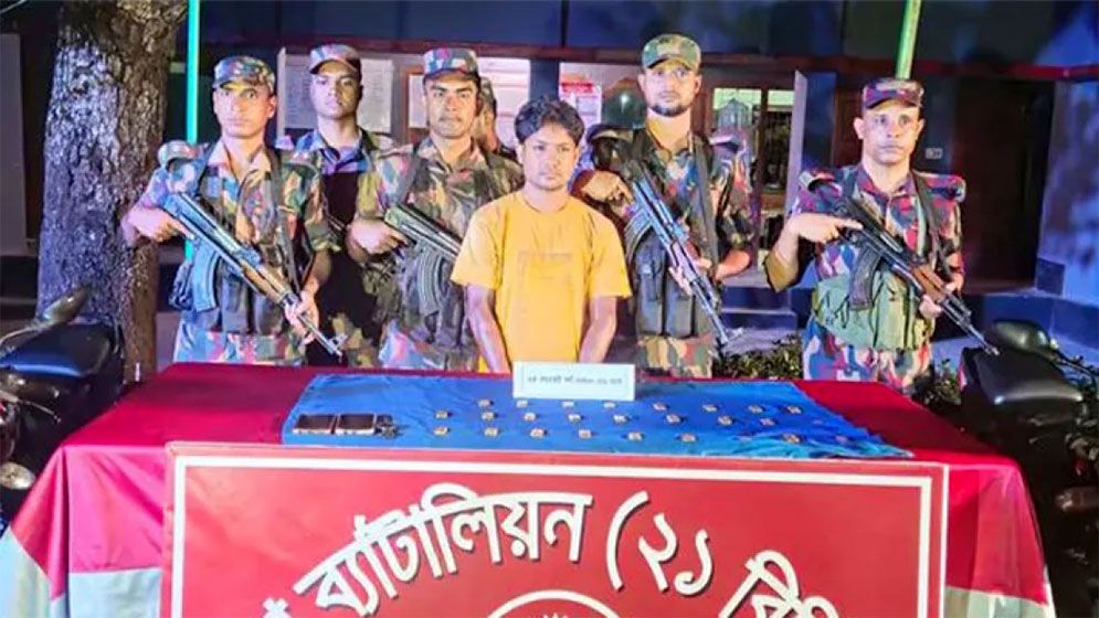যশোরে ২৬টি স্বর্ণের বারসহ পাচারকারী আটক