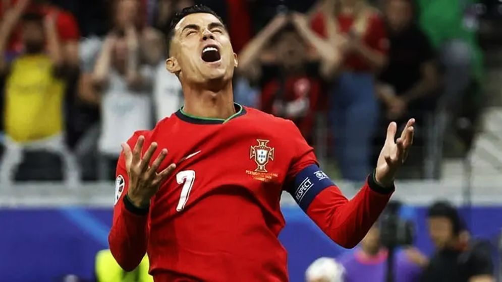 রোনালদোকে নিয়ে উত্তেজনা, কোচের সঙ্গে বৈঠক চান পর্তুগালের প্রধানমন্ত্রী