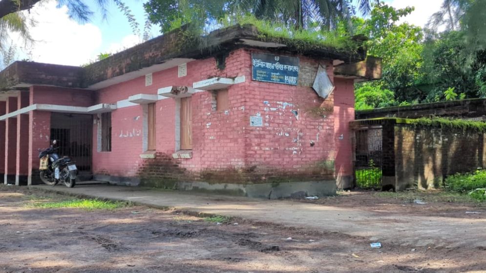 এক যুগ ধরে বন্ধ স্বাস্থ্যকেন্দ্র, সাপ-পোকামাকড়ের আবাস