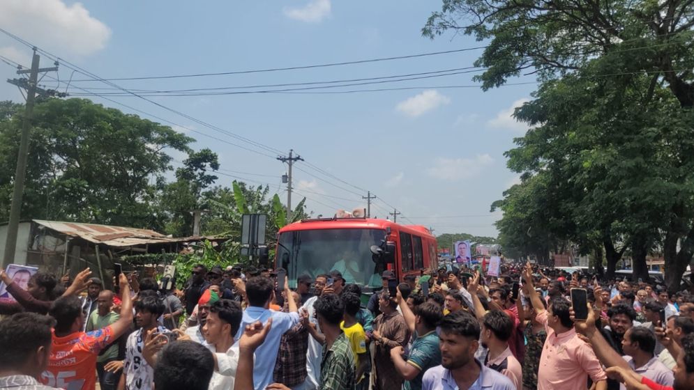 কুমিল্লায় প্রধানমন্ত্রীর গাড়িবহর, মহাসড়কের দুই পাশে মানুষের ভিড়