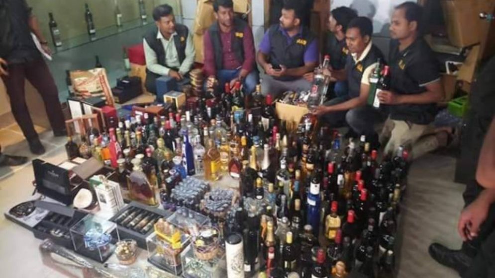 ডিএনসির যৌথ অভিযানে মদের ওয়্যারহাউজ সিলগালা