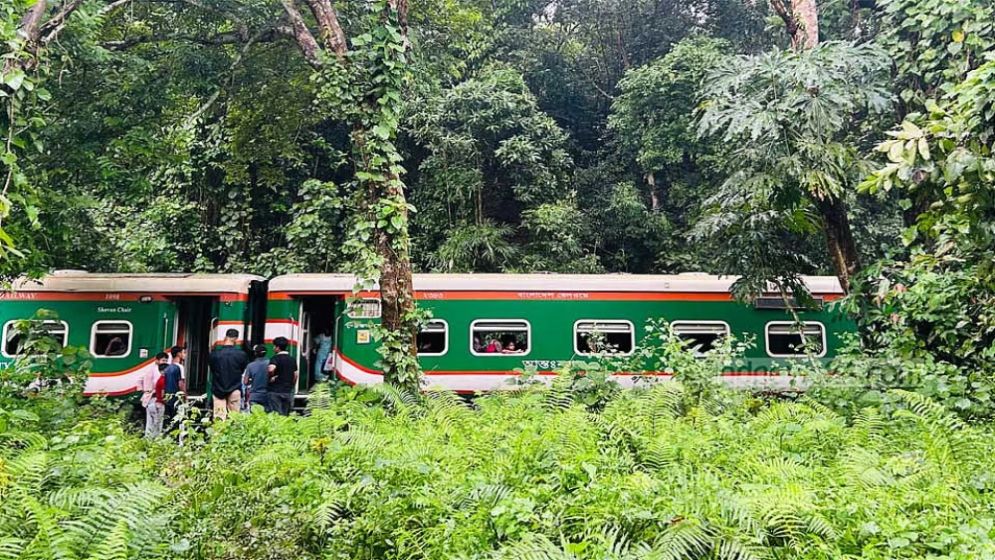 মৌলভীবাজারে পাহাড়িকা এক্সপ্রেসের সাত বগি বিচ্ছিন্ন, সিলেটের সঙ্গে রেল যোগাযোগ বন্ধ