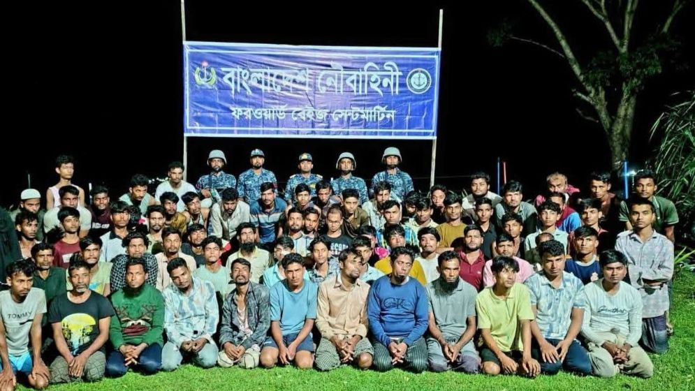 সাগরে ডুবতে বসা ট্রলার থেকে ৭৬ বাংলাদেশি উদ্ধার, আটক ১১